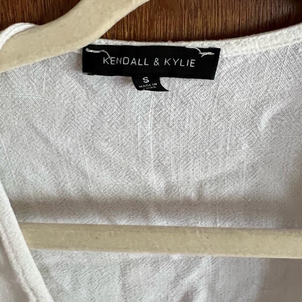 Front tie going out top